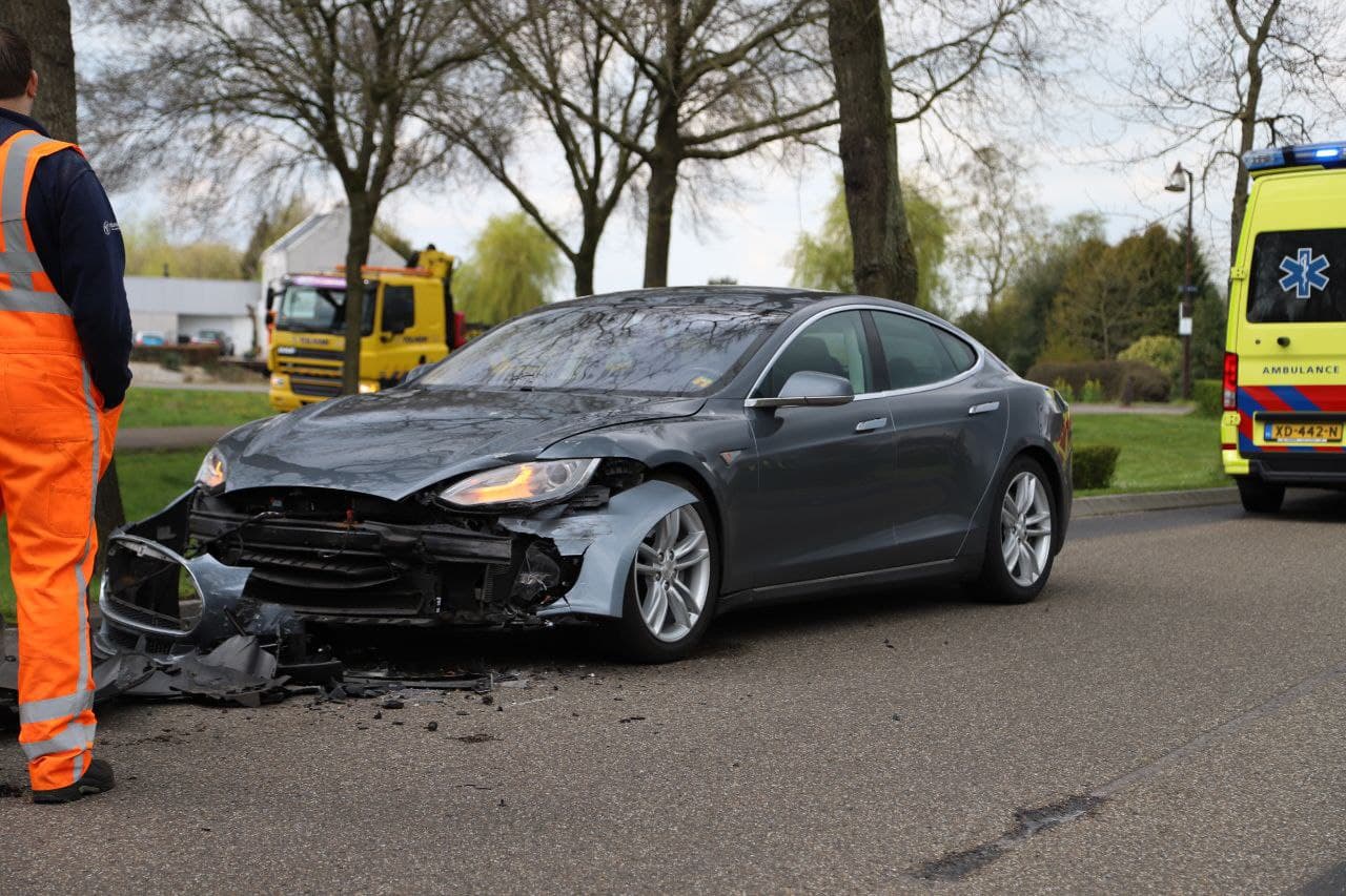 Tesla fors beschadigd bij ongeval in Nij Beets