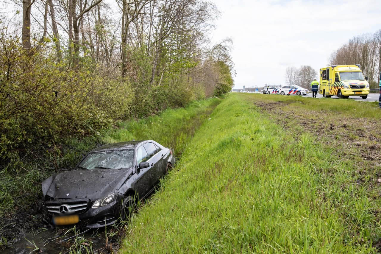 Auto belandt in sloot op A7 bij Nuis