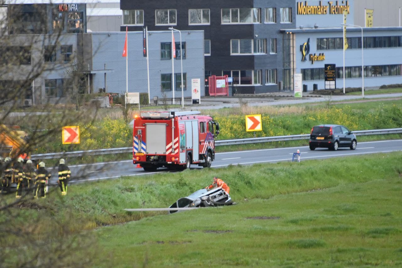 Auto te water op N7 bij Sneek