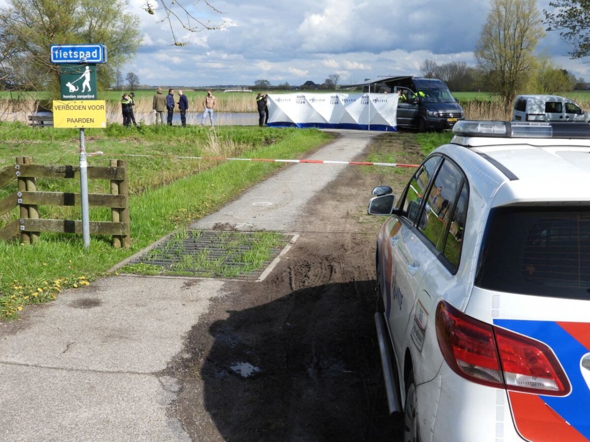 Overleden persoon aangetroffen in vaart bij Jelsum