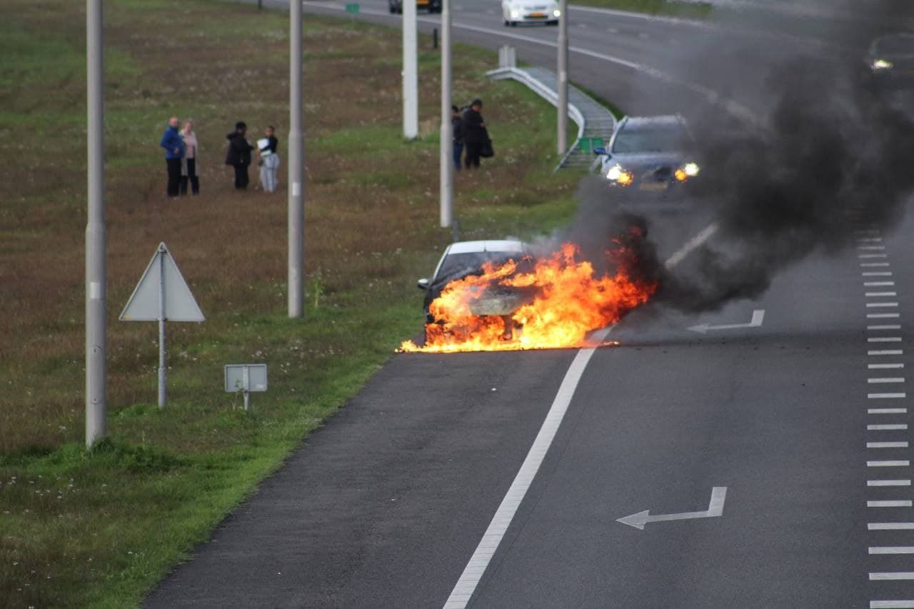 Auto uitgebrand op de A7 bij Drachten