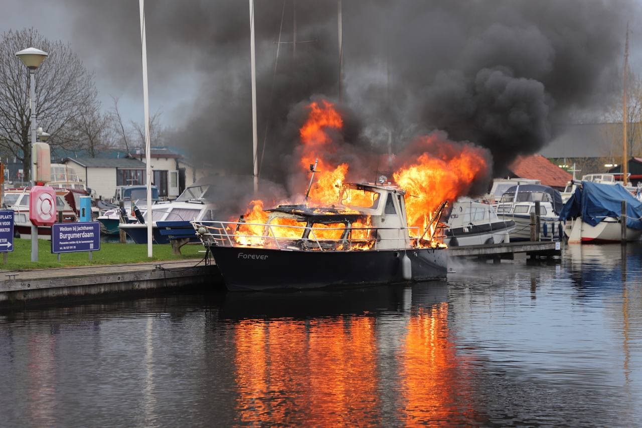 Explosie op boot in jachthaven Burgum; drie gewonden (Video)