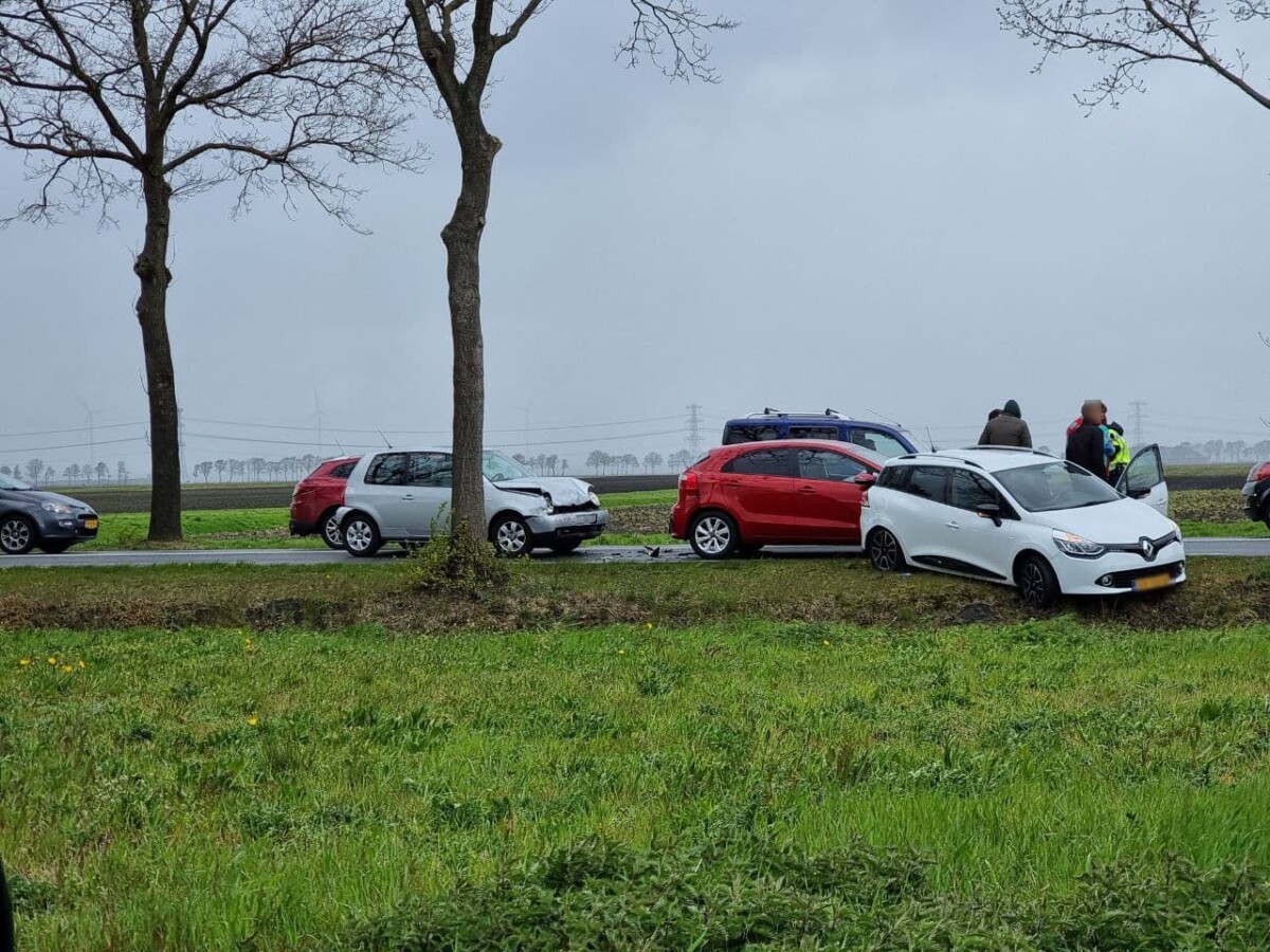 Kop-staart botsing met drie voertuigen op de N367