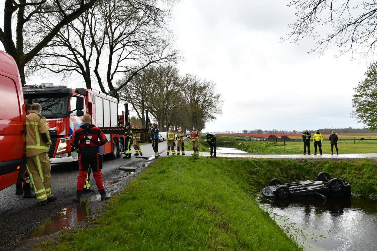 Auto raakt te water aan de Eekhoutswijk in Smilde