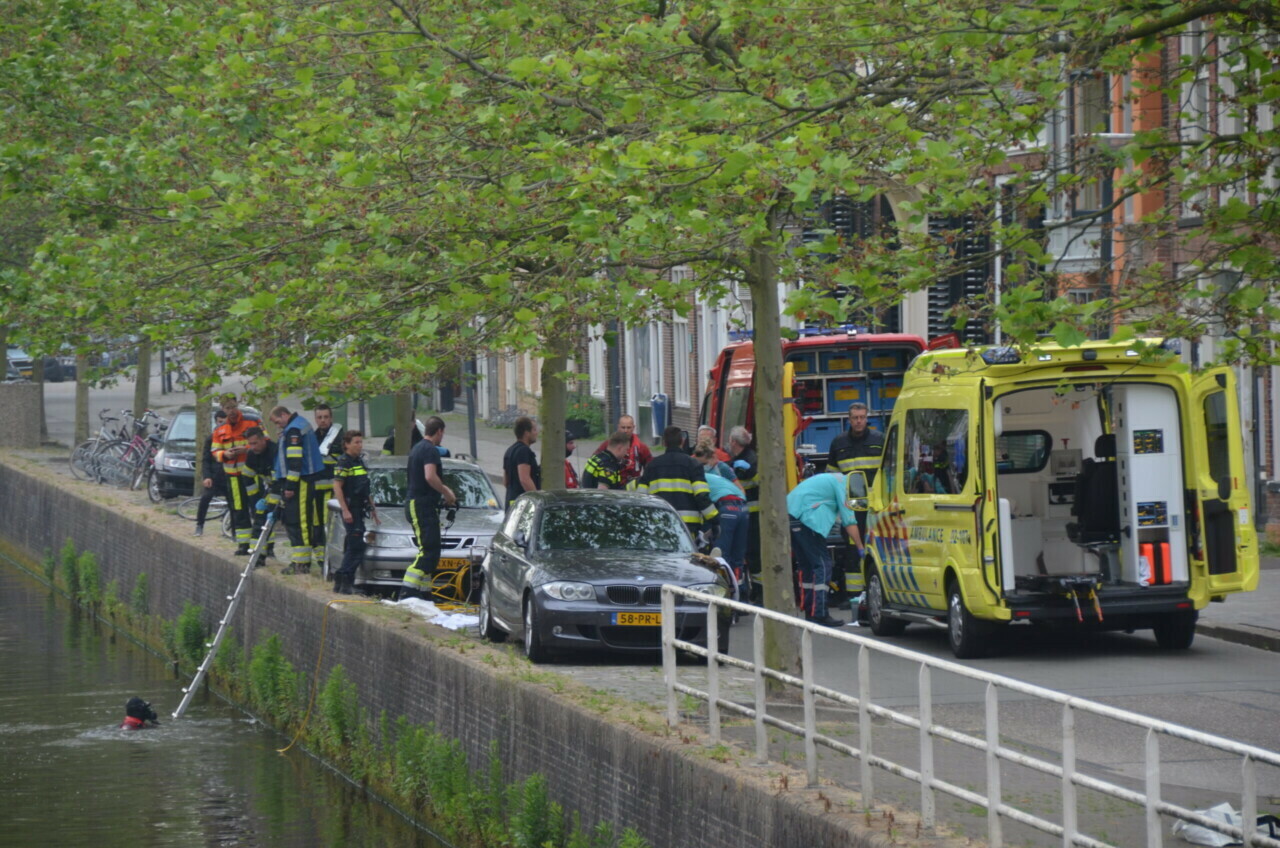 Brandweer en voorbijganger redden drenkeling uit stadsgracht Leeuwarden