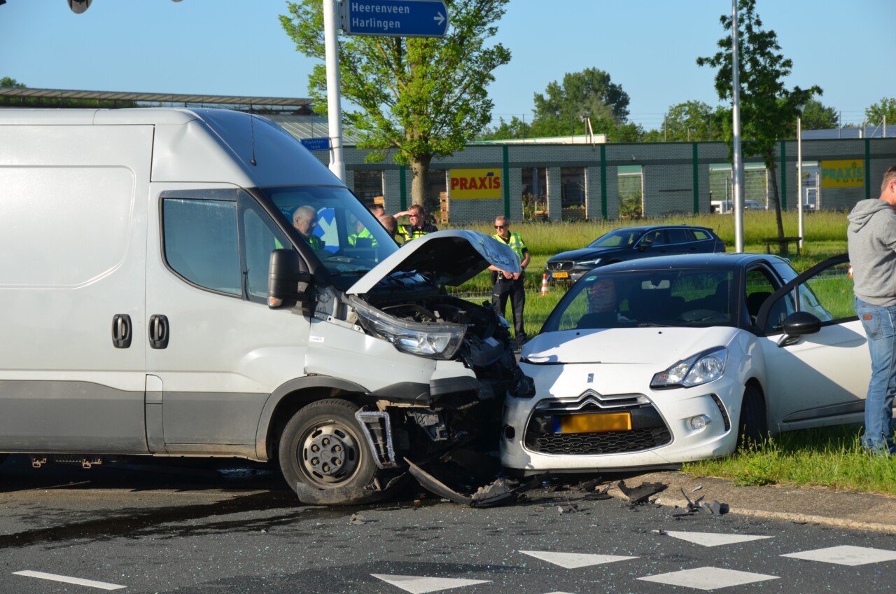 Forse materiële schade bij ongeval met drie voertuigen in Leeuwarden