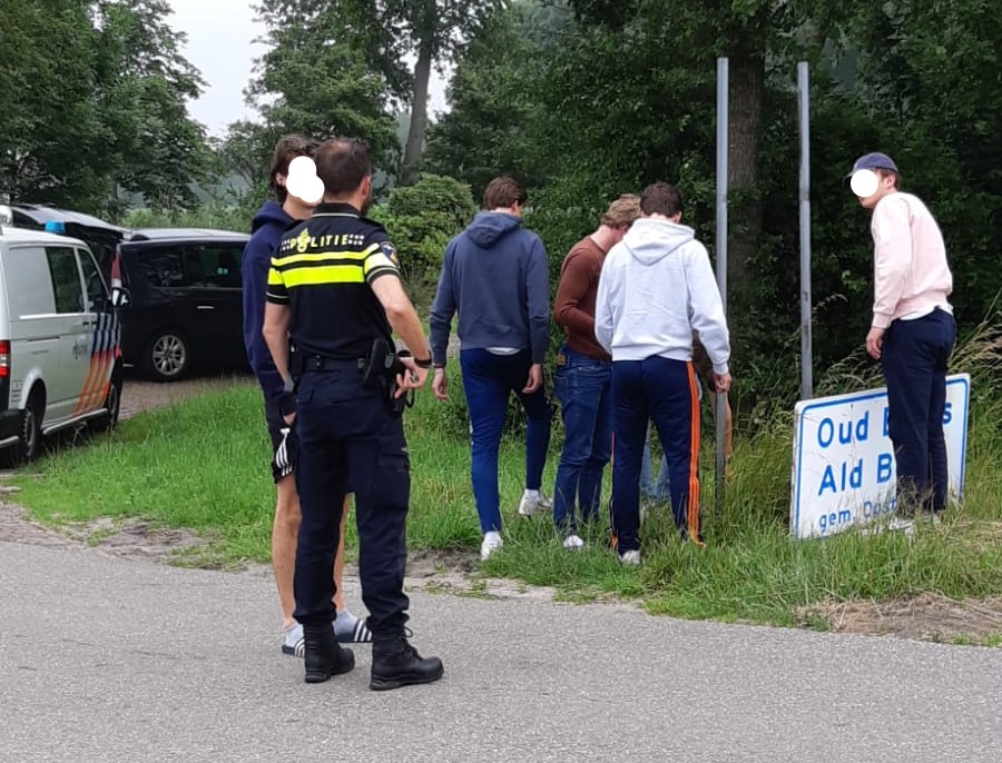 Omstander betrapt mannen die plaatsnaambord stelen
