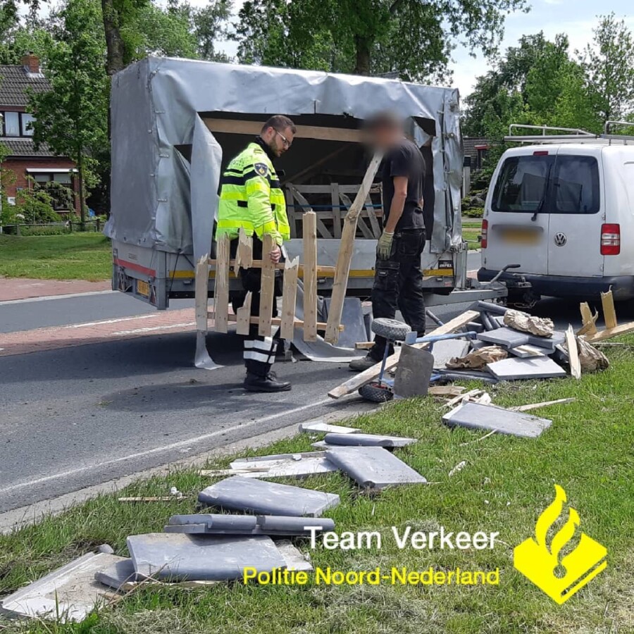 Aanhanger kantelt in Peizermade, bestuurder rijdt zonder geldig rijbewijs