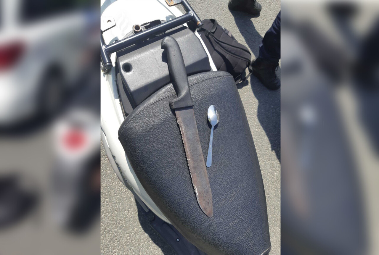 Scooter en groot mes in beslag genomen door politie in Zuidhorn