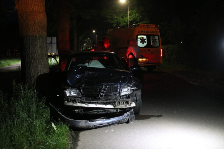Automobilist gewond bij kop-staartbotsing in Veeningen