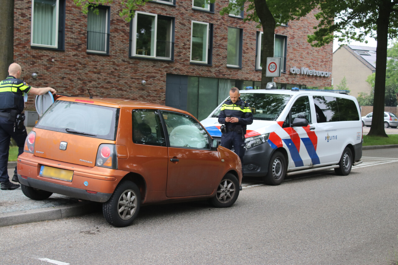 Auto vliegt uit de bocht op rotonde in Hoogeveen