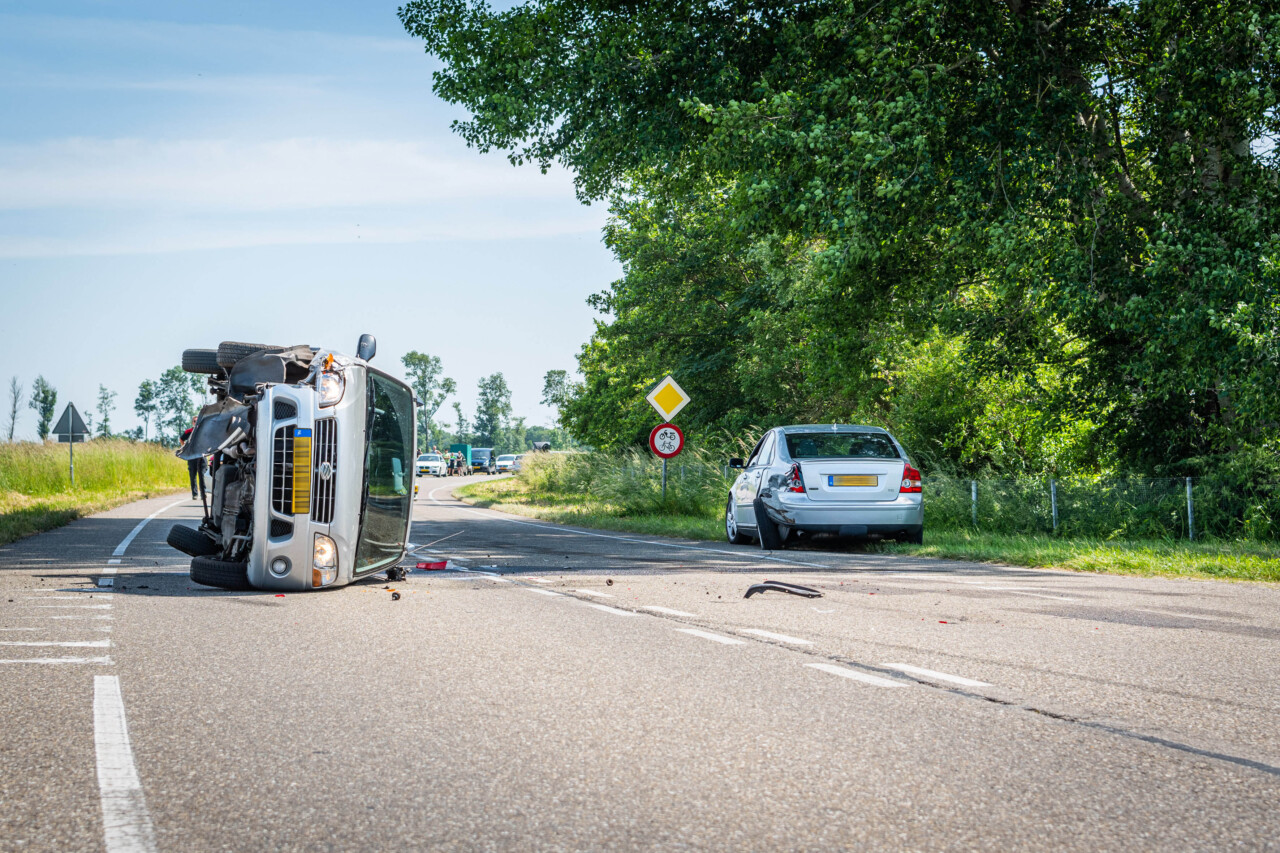 Auto gekanteld bij ongeval De Blesse