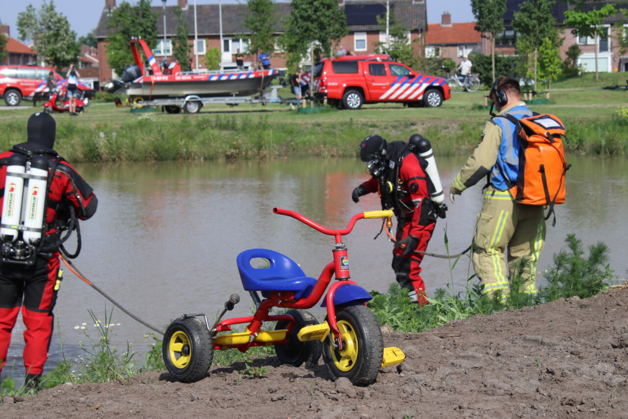 Kinderdriewieler aangetroffen in het water in Hoogeveen