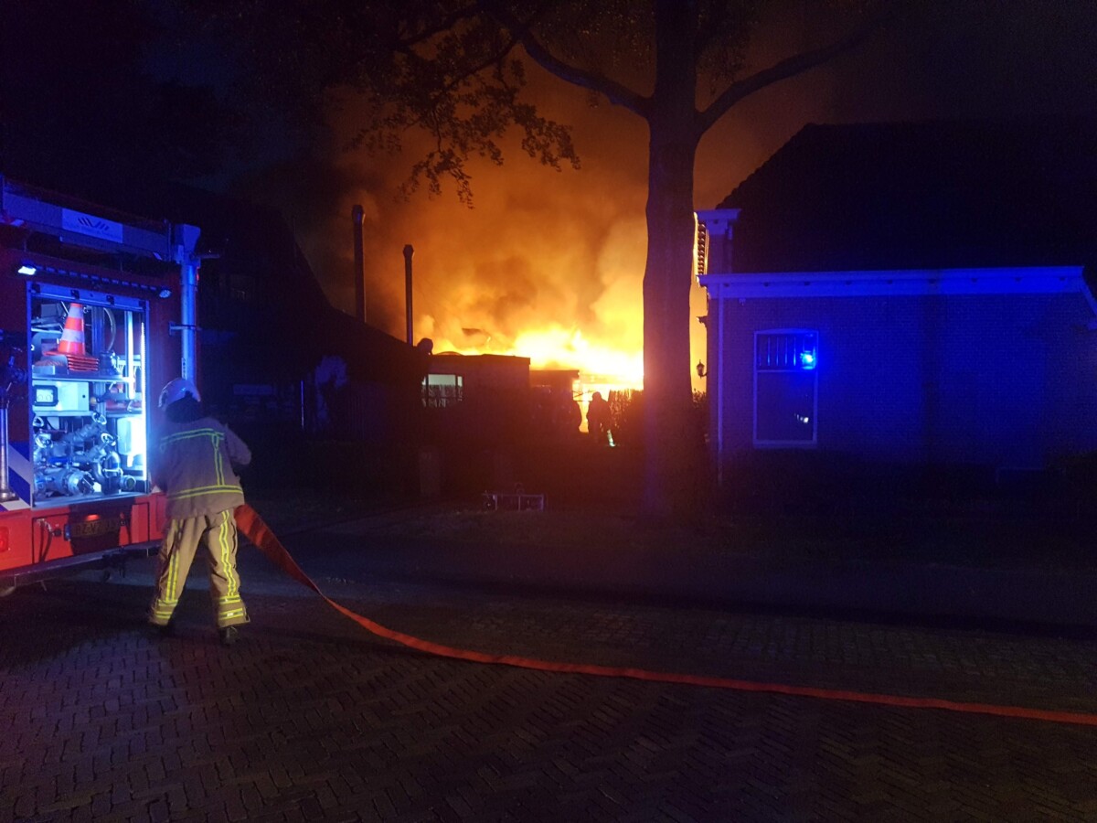 Brandweer blust grote schuurbrand in Exloo (video)