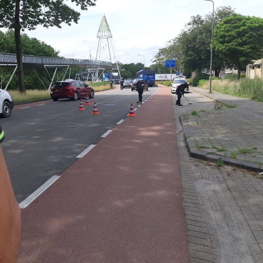 Jeugd gooit ramen in in Drachten; mogen zelf weg schoonvegen