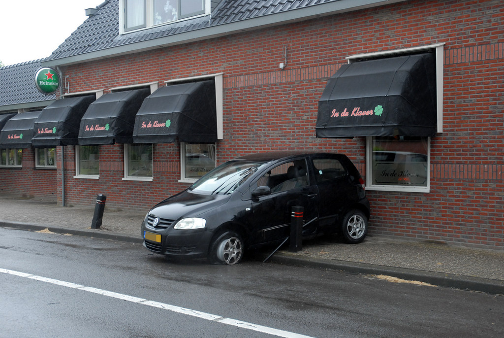 Auto botst tegen gevel in Niebert