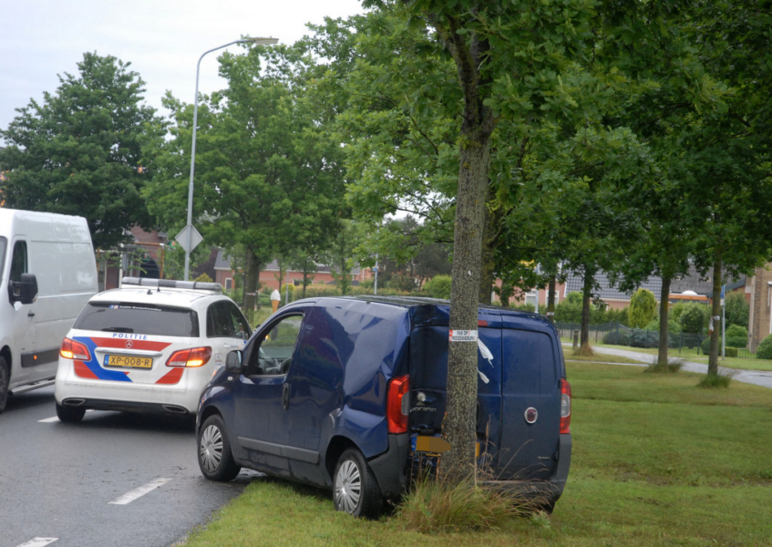 Auto botst tegen boom in Nuis