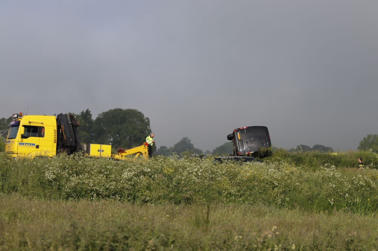 Bestelbusje kantelt op de N7 bij Sneek