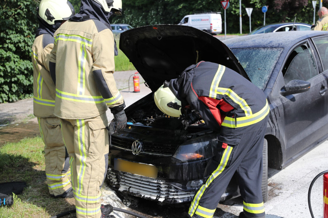 Autobrand geblust door brandweer