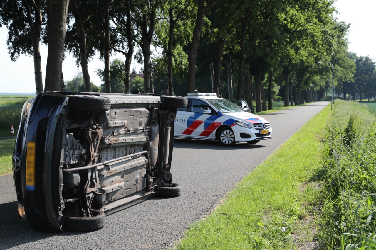 Auto kantelt in Nieuw Buinen na aanrijding