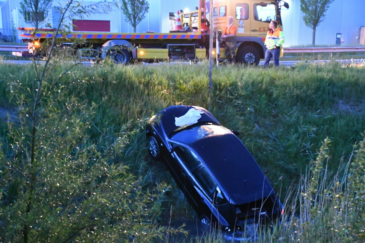 Hulpdienst ingezet bij auto te water in Midlum