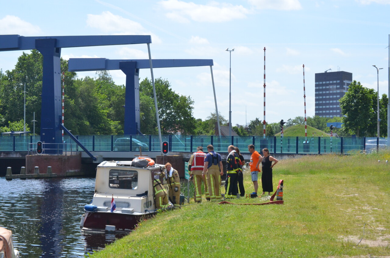 Brandweer pompt bootje leeg in Assen