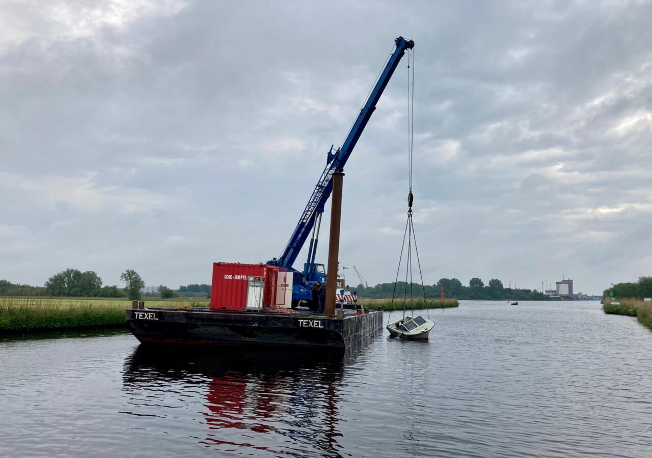 Hulpdiensten ingezet voor gezonken boot in Drachten