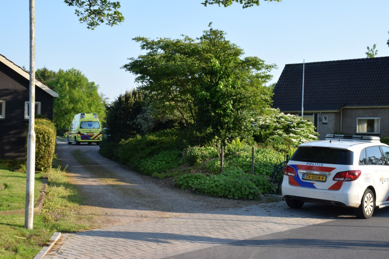 Man ernstig gewond na val door dak in Kollumerzwaag