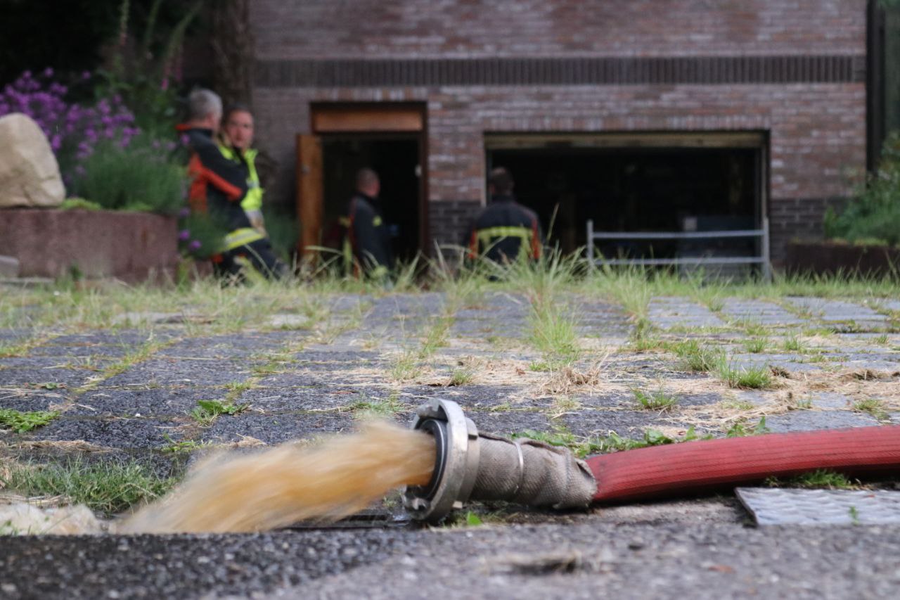 Brandweer ingezet voor wateroverlast aan de Papierbaan in Winschoten