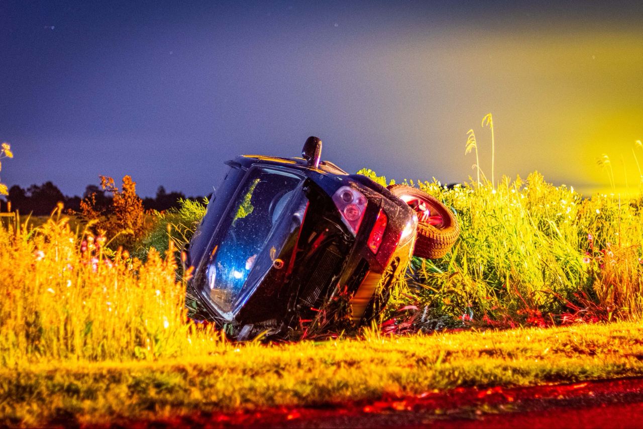 Automobilist mist bocht: eindigt gekanteld in de sloot