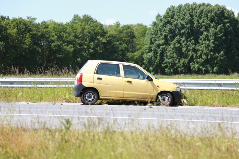 Auto beschadigd bij eenzijdig ongeval op de A28