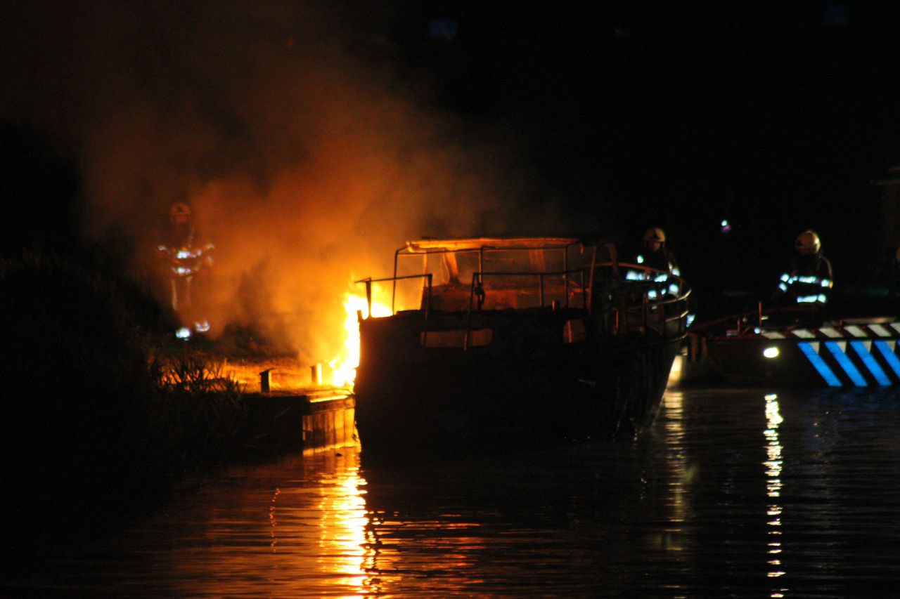 Boot vermoedelijk in brand gestoken bij Dokkum