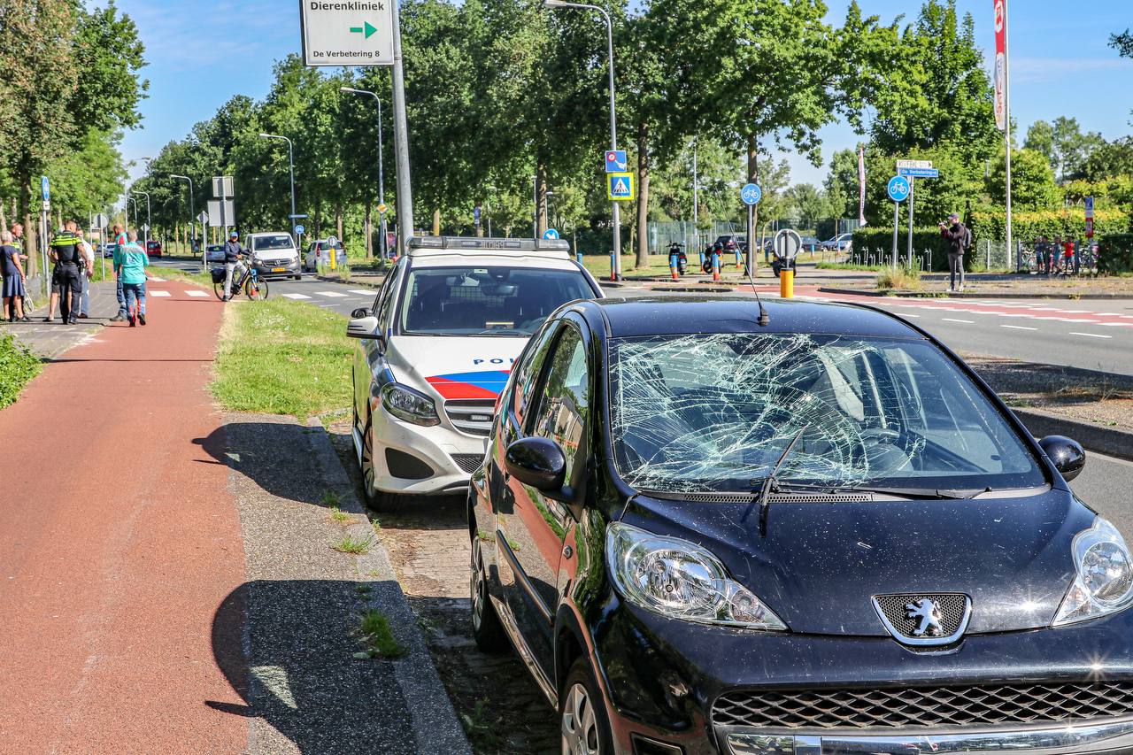 Automobilist en fietser met elkaar in botsing in Groningen