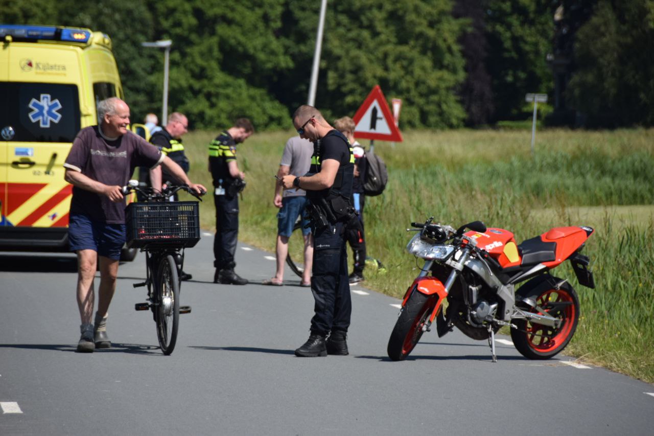 Fietsster raakt gewond na aanrijding met brommerrijder in Leeuwarden