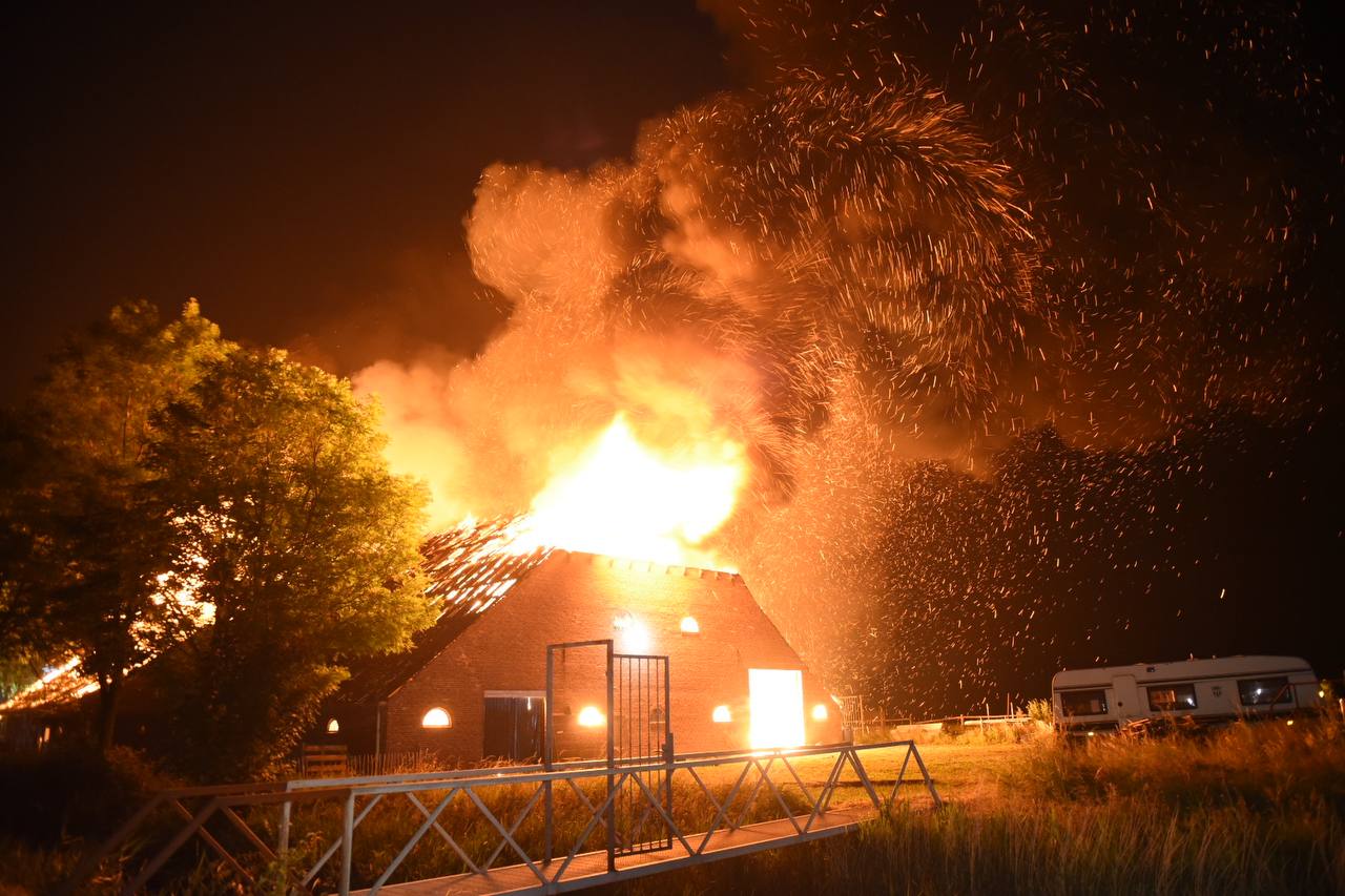 Felle brand verwoest woning en schuur in Nieuwolda