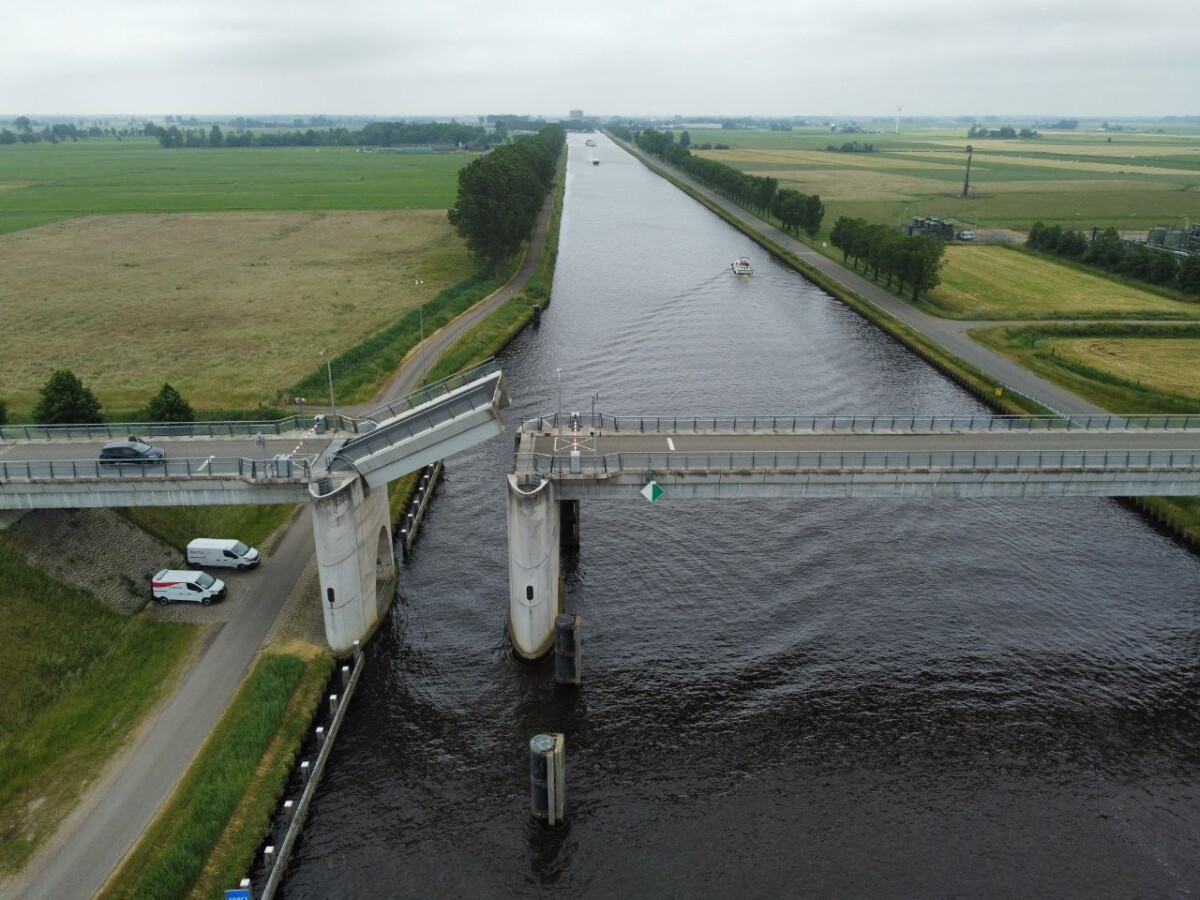 Verkeer gestremd door netwerkstoring in brug bij Lutjegast