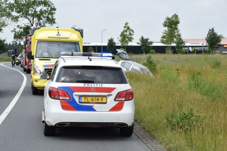 Bestuurster raakt van de weg en komt met auto tot stilstand in greppel bij Noordhorn
