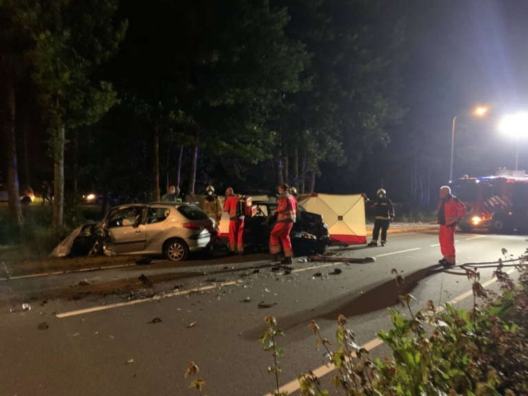 Persoon gewond en veel schade bij frontale aanrijding in Assen