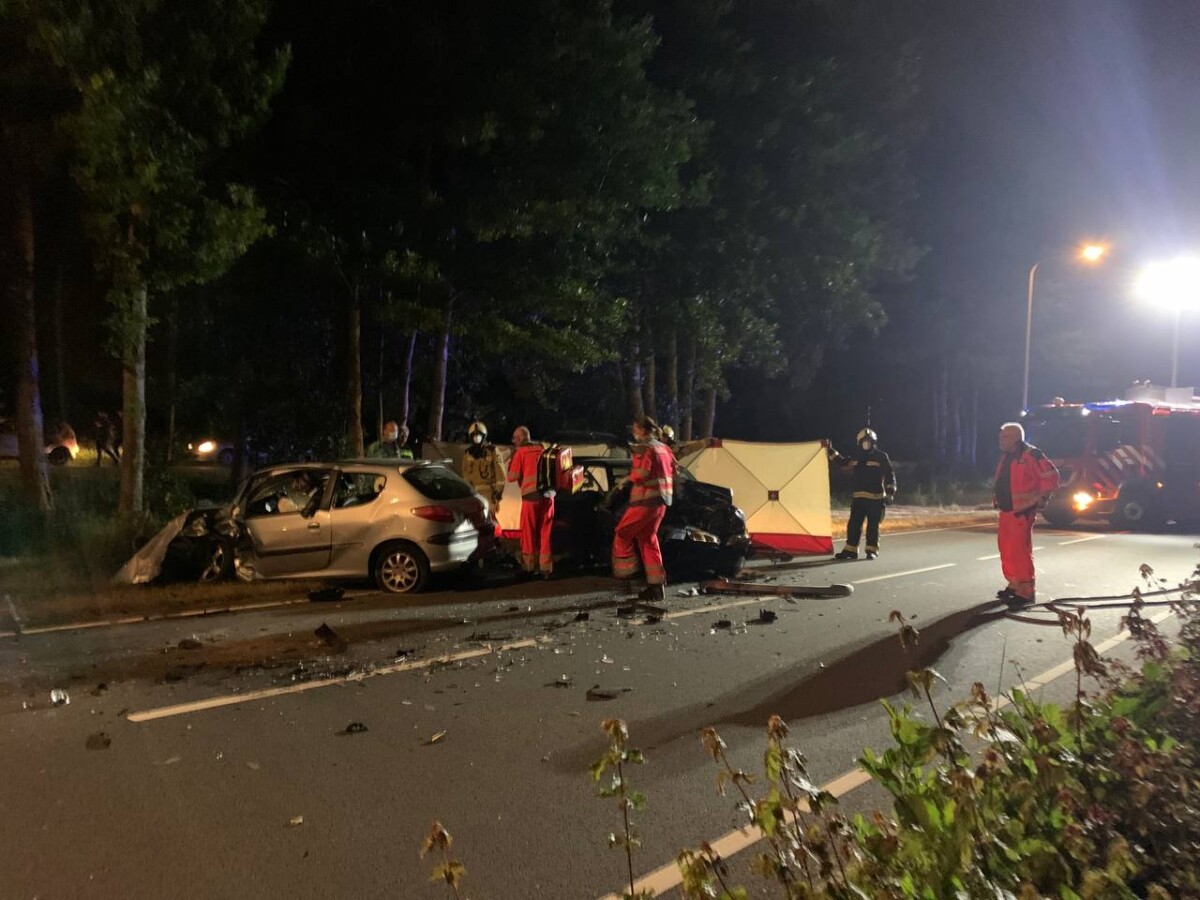 Persoon gewond en veel schade bij frontale aanrijding in Assen