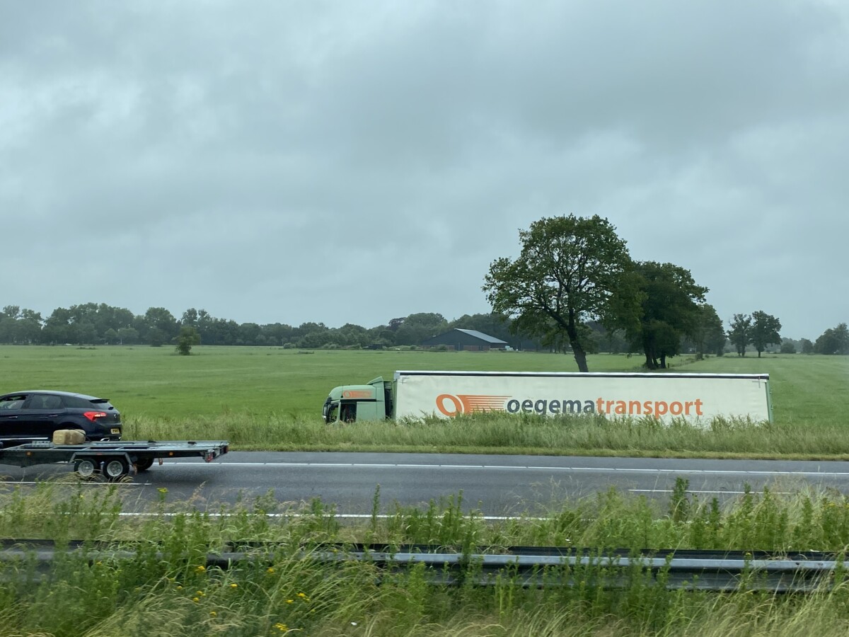 Vrachtwagen belandt in sloot langs A28 bij De Wijk