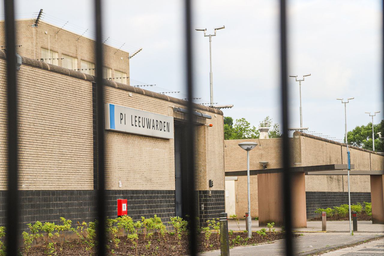 Medewerker gevangenis Leeuwarden zwaargewond na aanval door gedetineerde