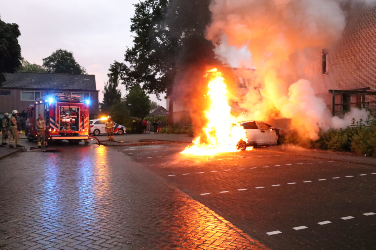 Auto uitgebrand in Hoogeveen (video)