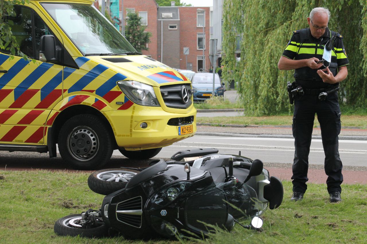 Bestuurder van motorscooter raakt gewond bij ongeval met auto in Groningen