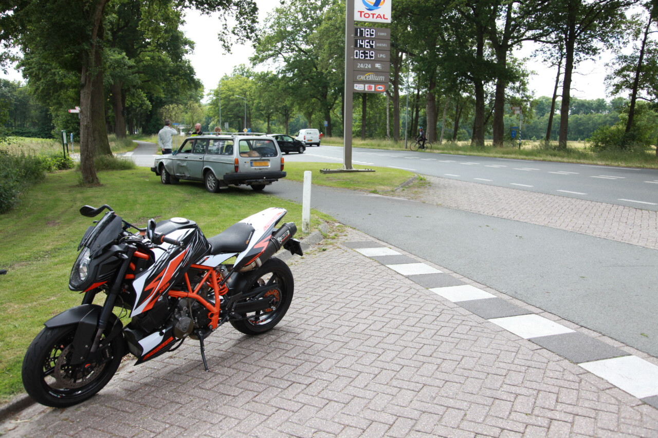 Motorrijdster in botsing met auto bij De Punt