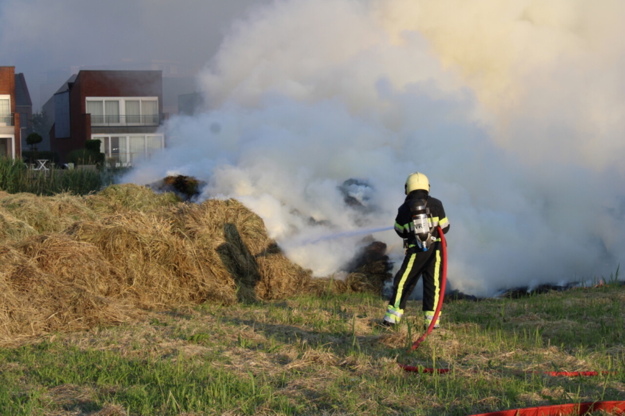 Veel rookontwikkeling bij brand in grasbult in Sneek