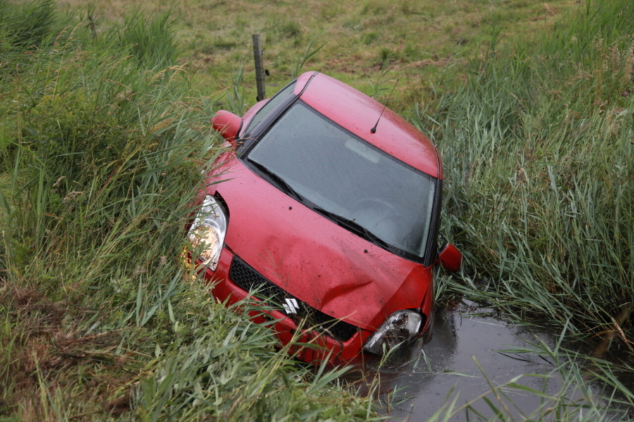 Auto belandt in de sloot langs N372 bij Peize