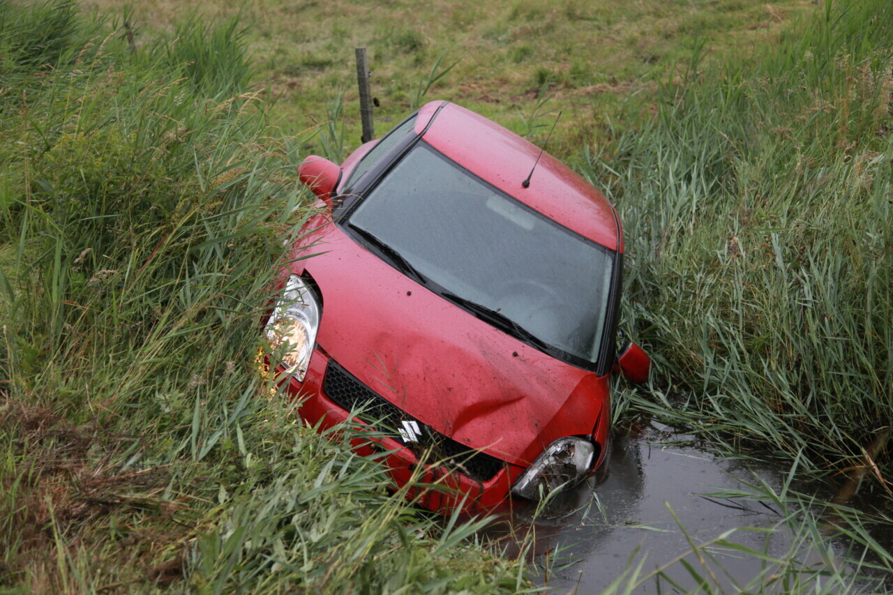 Auto belandt in de sloot langs N372 bij Peize