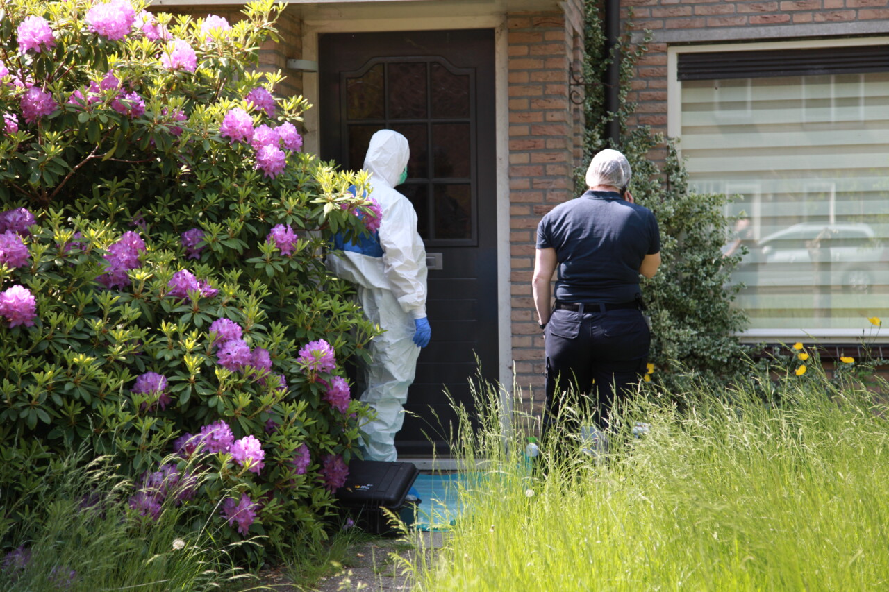 Man en vrouw aangehouden vanwege bewusteloze man in huis Roden (Video)
