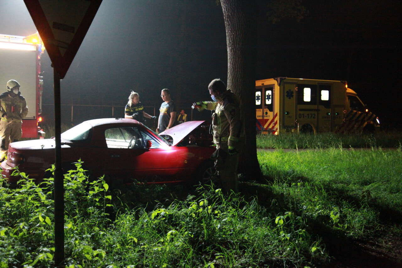 Bestuurder vliegt uit de bocht en komt tot stilstand tegen boom in Eelde