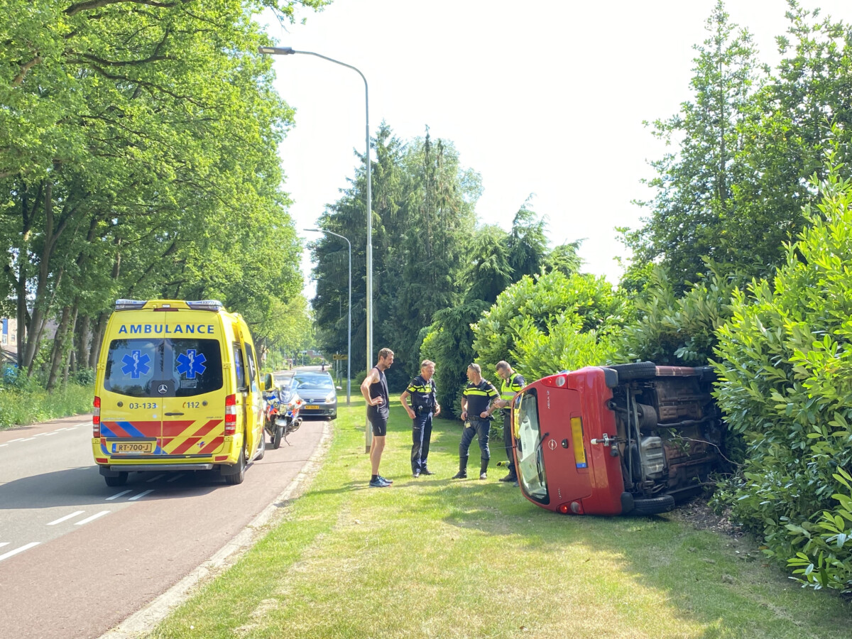 Auto gekanteld bij eenzijdig ongeval in Emmen; bestuurder gewond